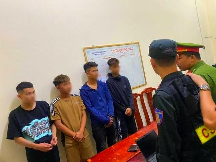 Các đối tượng tại cơ quan công an.