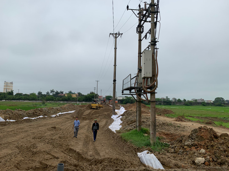 Nhận được phản ánh, Điện lực thành phố Hà Tĩnh đã cử cán bộ xuống công trường ghi nhận, lập biên bản hiện trường.