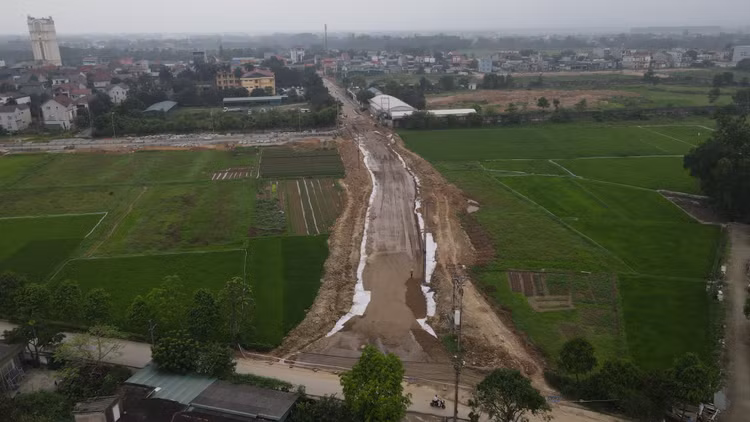 Dự án Đường giao thông trục xã Thạch Trung nhìn từ trên cao có đường cong khá "mềm mại".