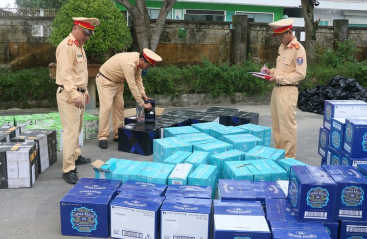 Lực lượng CSGT đang kiểm tra tang vật...