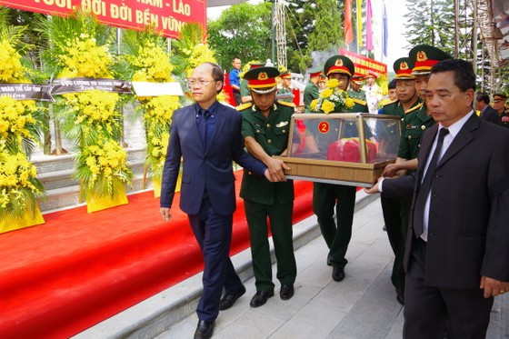 10 hài cốt liệt sĩ hy sinh tại nước bạn Lào đã được đón về đất mẹ.