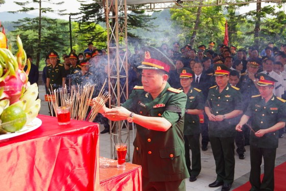 Các đại biểu thắp hương kính viếng các anh hùng liệt sĩ.