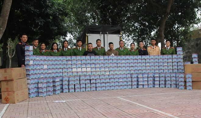 Các đối tượng cùng tang vật Cơ quan CSĐT.