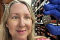 Đồng xu 2.000 tuổi trong hộp thu tiền xe buýt gây chú ý 