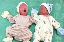 Người phụ nữ 52 tuổi sinh đôi 2 bé gái khỏe mạnh 