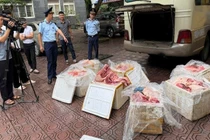 Hà Giang tiêu huỷ 450 kg thực phẩm thối được giấu trên ô tô