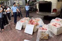 Hà Giang tiêu huỷ 450 kg thực phẩm thối được giấu trên ô tô