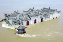 Bí ẩn ngôi chùa hơn 700 năm giữa sông Trường Giang