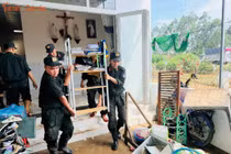 Cảnh sát cơ động giúp người dân Lâm Đồng dọn dẹp sau lũ