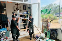 Cảnh sát cơ động giúp người dân Lâm Đồng dọn dẹp sau lũ