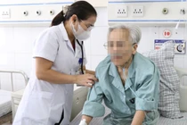 Đi khám đau bụng phát hiện u phổi kèm nhiều bệnh nguy hiểm