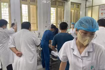 Khẩn trương cấp cứu nạn nhân vụ tai nạn 3 ô tô va chạm tại Ninh Bình