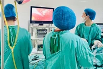 Thiếu nữ 17 tuổi cấp cứu vì u nang bì gây biến dạng buồng trứng 