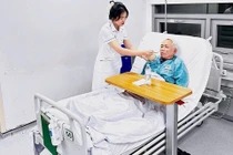 Thay khớp háng cho 7 người gãy cổ xương đùi ngay sau Tết