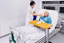 Thay khớp háng cho 7 người gãy cổ xương đùi ngay sau Tết