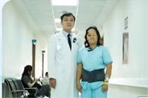 Tiêm phong bế thần kinh trị đau lưng cho người được chỉ định mổ bắt vít 