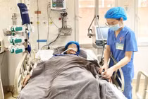 Đi khám bệnh, người phụ nữ bất ngờ ngất xỉu, ngừng tim