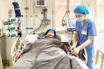 Đi khám bệnh, người phụ nữ bất ngờ ngất xỉu, ngừng tim