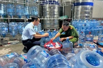 Hàng trăm bình nước Lavie giả bị bắt giữ, chuyên gia cảnh báo nguy hiểm