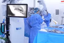 Đau đầu, người phụ nữ bị u khổng lồ ăn mòn xương sọ, đẩy lệch đường não giữa