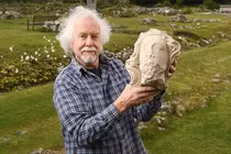 Khám phá bức tượng đầu đá của Vua Anh thời Trung Cổ