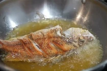 Cách rán cá không bị nát, dính chảo