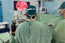 Nội soi cứu bé trai 3 tuổi khỏi ổ áp xe bụng khổng lồ do vỡ ruột thừa