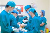 Tự sửa nhà, người đàn ông gãy xương chậu, nhiều xương sườn