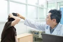 Cô gái trẻ đột ngột liệt nửa người sau 2 năm thường xuyên đau đầu