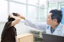 Cô gái trẻ đột ngột liệt nửa người sau 2 năm thường xuyên đau đầu