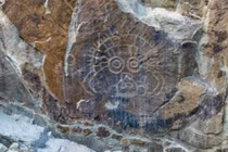 Khám phá hình khắc thần mặt trời trên đá ở Trung Quốc