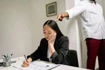 Vì sao phụ nữ thông minh, thành đạt vẫn bị thao túng tâm lý?