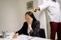 Vì sao phụ nữ thông minh, thành đạt vẫn bị thao túng tâm lý?