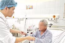 Người mắc bệnh mạn tính có phải đi khám, lĩnh thuốc đúng hẹn?