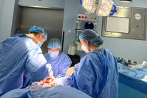 Vì sao nhiều đàn ông khỏe mạnh vẫn vô sinh?