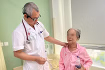 Bác sĩ thăm khám cho bệnh nhân sau phẫu thuật