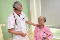 Bác sĩ thăm khám cho bệnh nhân sau phẫu thuật