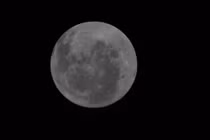 Phi hành gia Artemis II gửi ảnh cận cảnh đầu tiên của Mặt trăng