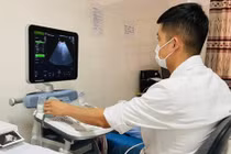 Suy thận cấp, sốc nhiễm khuẩn nguy kịch sau tán sỏi