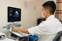 Suy thận cấp, sốc nhiễm khuẩn nguy kịch sau tán sỏi