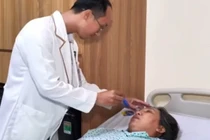 Phát hiện u tuyến yên khi khám mờ mắt, đau đầu