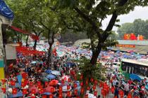 'Khối yêu nước' tập trung tại đường Hùng Vương, Trần Phú chờ xem diễu binh