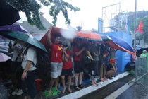 Người dân đội mưa trên đường Kim Mã chờ xem diễu binh A80 