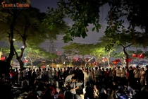 Đường Thanh Niên đông kín người dân đợi dàn khí tài tiến qua