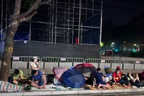 Hà Nội rộn ràng trước ngày lễ lớn, người dân 'cắm trại' đêm chờ xem diễu binh