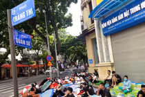 Khu vực Tràng Thi đông kín người dân đến đợi xem diễu binh, diễu hành 2/9