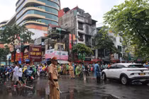 Lực lượng an ninh đội mưa làm nhiệm vụ trên đường Kim Mã cho sự kiện A80