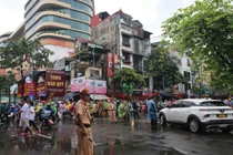 Lực lượng an ninh đội mưa làm nhiệm vụ trên đường Kim Mã cho sự kiện A80