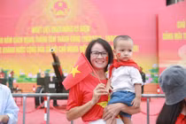 Người dân thích thú chụp ảnh cùng dàn pháo lễ trước ngày diễu binh