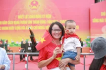 Người dân thích thú chụp ảnh cùng dàn pháo lễ trước ngày diễu binh